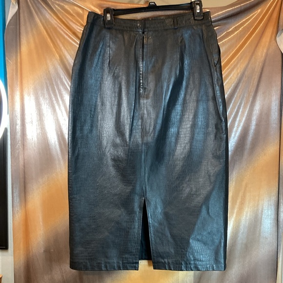 Lined black leather‎ pencil skirt with pockets. 30” waist. 31” length. - Picture 3 of 5